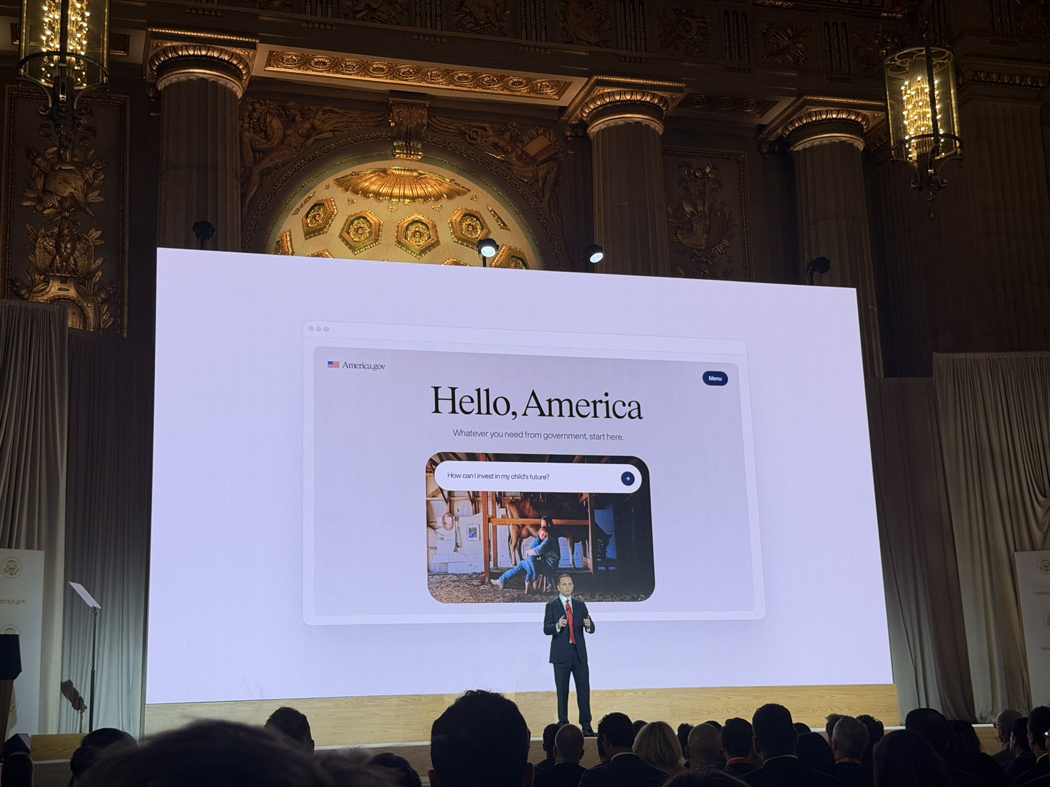Apresentação do America.gov, com a página “Hello, America” projetada no palco